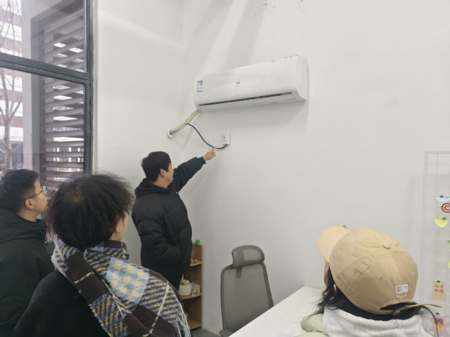 检查组检查空调运行情况和空调安全插座.jpg